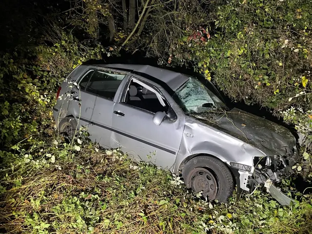 Der Pkw überfuhr zunächst eine Verkehrsinsel und überschlug sich anschließend mehrfach | Foto: Polizeiinspektion Rockenhausen