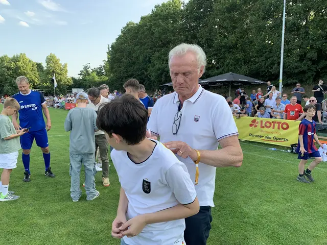 Hans-Peter Briegel signiert nicht nur Bücher | Foto: Michael Sonnick