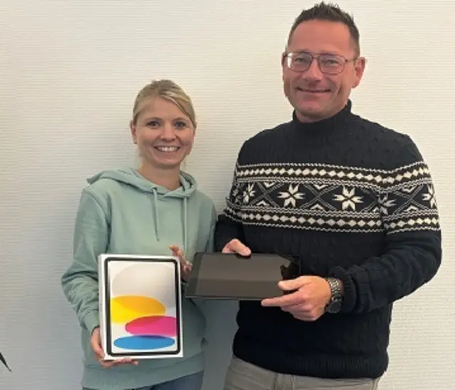 Janine Menges von der Verbandsgemeinde Leiningerland und der Erste Beigeordnete Kay Kronemayer zeigen als Beispiel eines der neue Tablets, die für den Unterricht in den Grundschulen angeschafft wurden.  | Foto: VGL