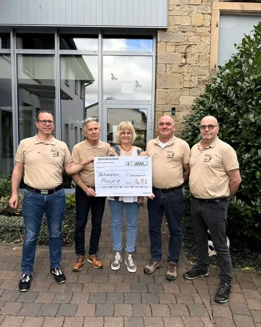 Die Wandergruppe "Die Zwei +" bei der Spendenübergabe an das Stationäre Hospiz Nordpfalz | Foto: Jerome Moriaud/gratis