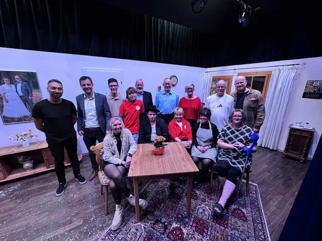 Besuche von: Andreas Heck (Autor des Stückes/Mitte im blauen Hemd), Teyar Cira (Pälzer Türk, ganz links) u. Mdl Florian Maier ( 2. v.li.) sowie dem Geschäftsführer des PWV Hauptverein, Valentin Heyl (ganz rechts) | Foto: Ina Heck