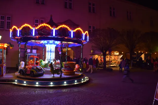 Weihnachtsmarkt Bad Bergzabern: Ein Karussell für die kleinen Gäste auf dem Karolinenmarkt | Foto: Britta Bender