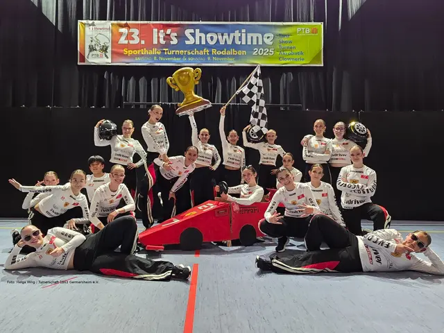 hintere Reihe (stehend) vlnr: Simone Illing, Milena Riester, Julia Linder, Fabienne Metzger, Amelie Dao, Lea-Sophie Rau, Christina Khramtsov und Diana Brauer   ---   mittlere Reihe (kniend) vlnr: Linda Orschel, Lea Golik, David Nighem, Chiara Huber, Emilia Messerschmidt (im Ferrari), Petra Golik, Juli Ehmer, Lilly Ehmer und Stefanie Nering   ---   vordere Reihe (liegend) vlnr: Mira Beck und Emely Prel | Foto: Helga Illing