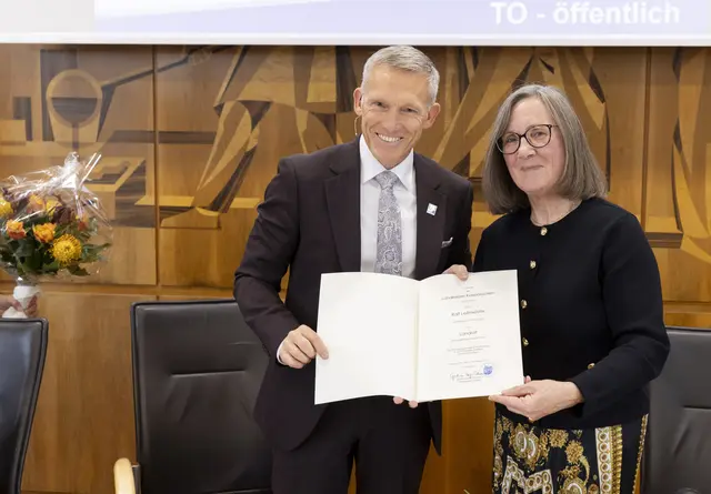 Die Erste Kreisbeigeordnete Gudrun Heß-Schmidt übergibt die Ernennungsurkunde an Landrat Ralf Leßmeister | Foto: Kreisverwaltung KL/gratis