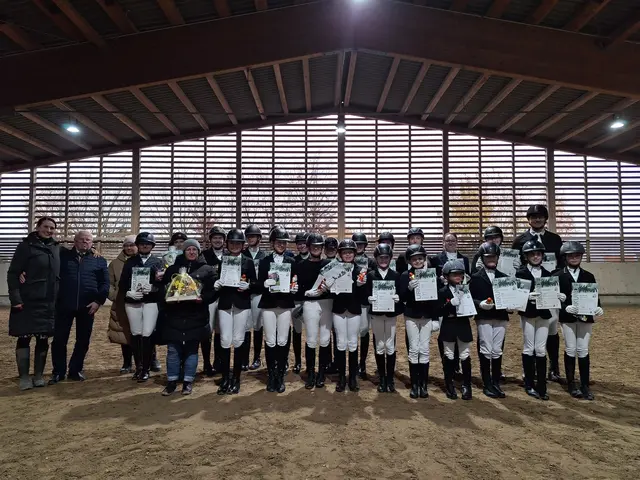 Eva Labes, Julius Schmeer und Tanja Rex freuen sich mit den erfolgreichen Prüflingen | Foto: Carolin Gross
