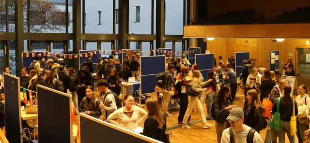 Die Informationsstände der Partnerhochschulen wurden stark frequentiert - vor Ort im Gespräch lassen sich viele Fragen ganz schnell lösen.  | Foto: Selina Rosenblüh