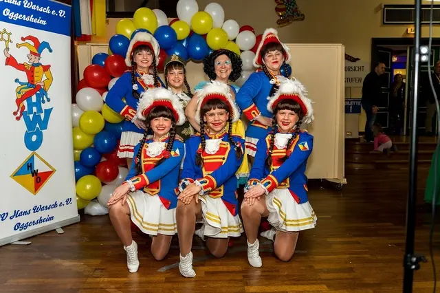 Begeisterte Gardetänzerinnen mit ihrer Trainerin | Foto: Kim Rileit