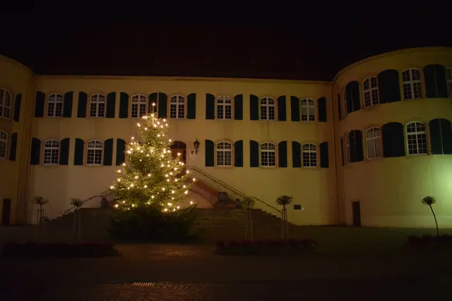 Weihnachtsmarkt Bad Bergzabern 2025: Adventszauber unter funkelnden Lichtern und historischem Ambiente | Foto: Britta Bender