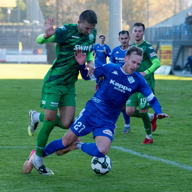 Thomas Selensky (blau) kommt im Strafraum zu Fall. Kurz darauf sah er für ein Foul die Gelb-Rote Karte. | Foto: Erik Stegner