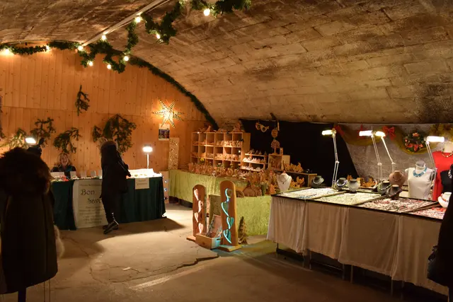 Weihnachtsmarkt Bad Bergzabern: verschiedene Stände in historischem Ambiente mit Geschenkideen zu Weihnachten | Foto: Britta Bender