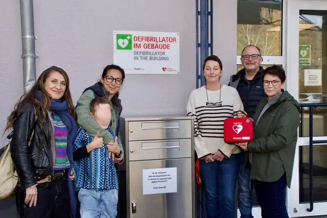 Die Vorstellung des neuen Defibrilator: Maja Madukanya (Erzieherin), Nils*, dahinter Esther Fuchs, Bereichsleiterin des stationären Bereichs, Krankenschwester Zofia Siwek und die Sponsoren Uli und Karin Metzger vom Weingut Metzger in Asselheim.  | Foto: Hoffmann