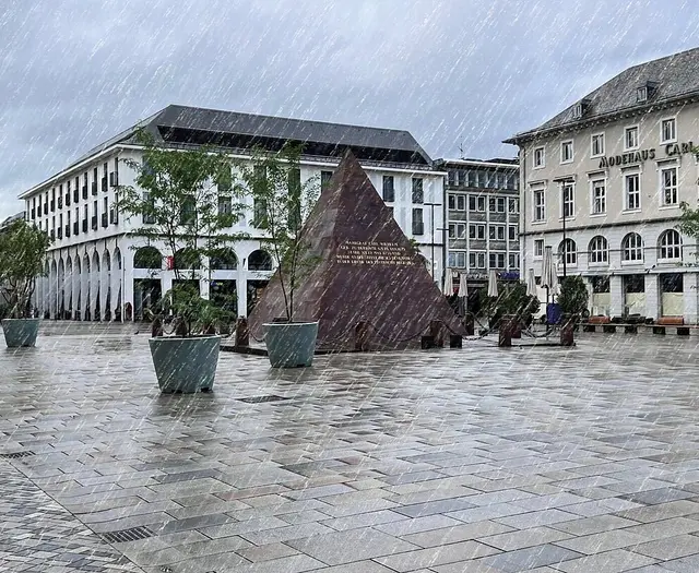 Starkregen - wie hier auf dem Marktplatz - wird auch in Karlsruhe häufiger | Foto: Stadt Karlsruhe, TBA, Reiner Reeg
