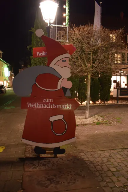 Wer dem Weihnachtsmann folgt, den führt der Weg zum Weihnachtsmarkt Bad Bergzabern und damit direkt ins Herz der festlichen Schloss-Atmosphäre | Foto: Britta Bender