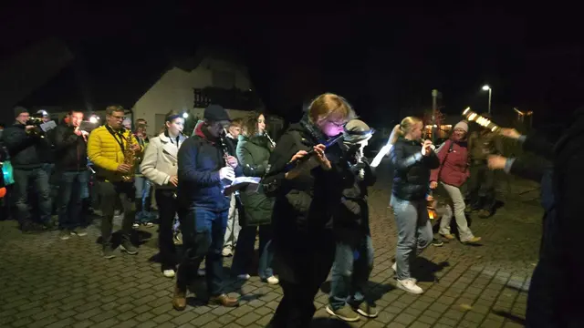 Die MusikerInnen beim Umzug  | Foto: Nicole Peschke 