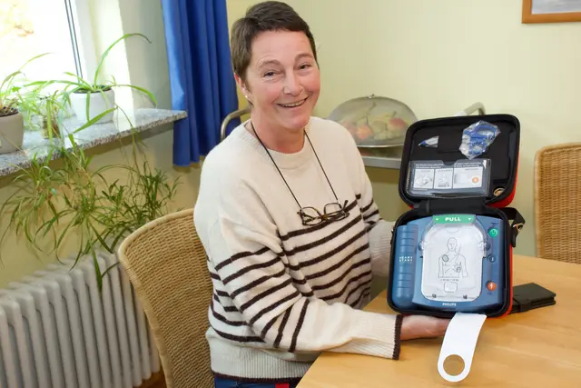 Krankenschwester Zofia Siwek zeigt den Defibrillator. | Foto: Hoffmann