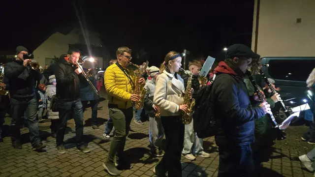 St. Martinsumzug rund um die katholische Kirche in Iggelheim  | Foto: Nicole Peschke 