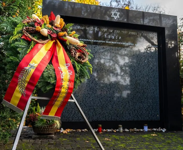 Trauerkranz vor Holocaust-Denkmal am Volkstrauertag | Foto: Stadt Karlsruhe, Boris Burghardt