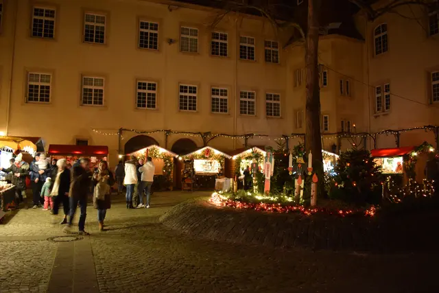 Weihnachtsmarkt Bad Bergzabern: Menschen genießen die Adventsstimmung vor dem Schloss Bad Bergzabern | Foto: Britta Bender
