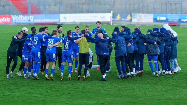 Geschlossene Einheit: Der FK Pirmasens feiert im großen Kreis den elften Pflichtspielsieg in Folge – ein starkes Signal vor dem Südwest-Derby gegen Wormatia Worms. | Foto: Erik Stegner