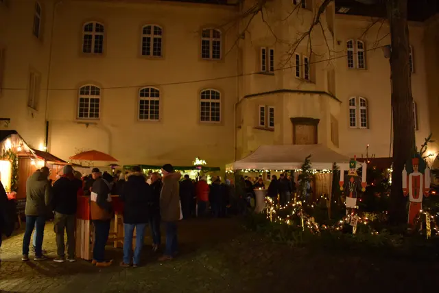 Weihnachtsstimmung pur auf dem Weihnachtsmarkt in Bad Bergzabern: Menschen bummeln über den Weihnachtsmarkt vor dem Schloss | Foto: Britta Bender