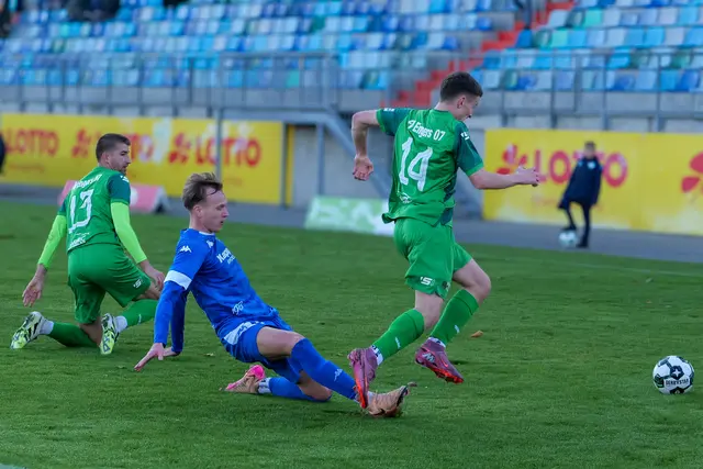 Thomas Selensky (blau) im Zweikampf mit Engers-Spieler Lukas Müller: Die Aktion führte zur Gelb-Roten Karte gegen den FKP-Mittelfeldspieler. | Foto: Erik Stegner