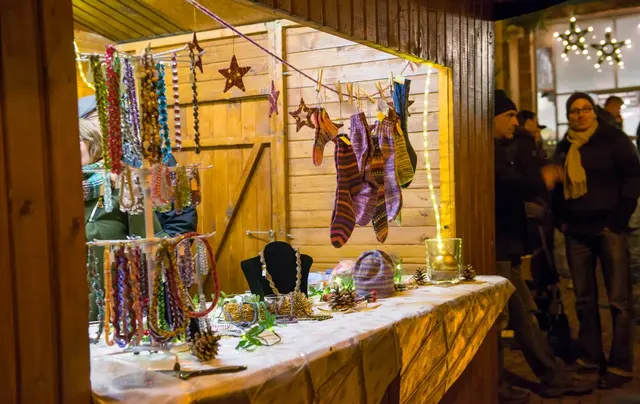 Tolle Geschenkideen auf dem Markt der Alten Kellerei: Socken für warme Füße und handgefertigter Schmuck. | Foto: Kai Rieth/Tourist-Info St. Martin