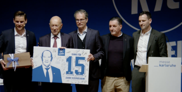 Bekam eine besondere Ehrung für 15 Jahre Engagement: Vizepräsident Günter Pilarsky, der nach 15 Jahren im Amt nicht mehr antrat | Foto: Screenshot, KSC