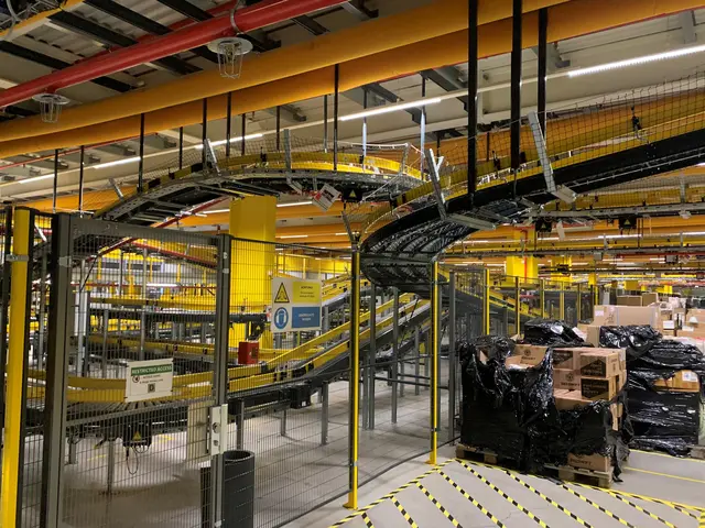 Die Pakete laufen auf den Bändern. | Foto: Bohlander