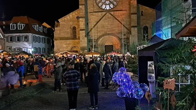 Weihnachtsmarkt Otterberg 2024: Der Platz vor der Abteikirche wird beim Otterberger Adventsmarkt zu einem festlich geschmückten und beleuchteten Weihnachtsdorf | Foto: Harald Forsch/gratis
