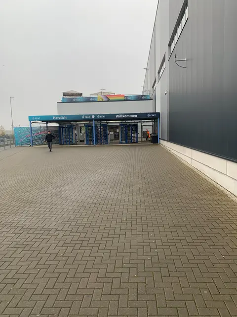 Der Eingang zum Besucherzentrum des Frankenthaler Logistikzentrums | Foto: Bohlander