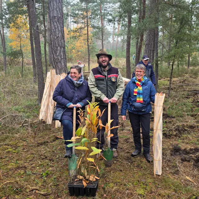Forstrevierleiter Julius Paffrath mit fleißigen Helfern | Foto: Gemeindeverwaltung Haßloch