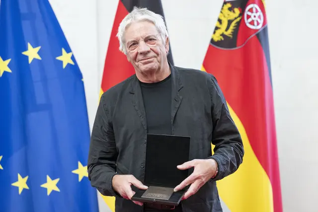 Richard Müller hat den höchsten Kulturpreis des Landes Rheinland-Pfalz, die Peter-Cornelius-Plakette, erhalten | Foto: Staatskanzlei RLP/Pulkowski