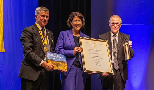 Ministerin Daniela Schmitt (Mitte) neben Oliver Stiess (rechts) und Frank Ortloff (links) erhält den Goldenen Küferschlegel nach ihrer Festrede beim Ordenstag der Weinbruderschaft der Pfalz  | Foto: Jochen Heim