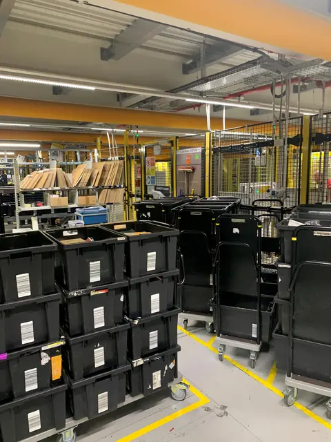 Pakete über Pakete und die Schütten. | Foto: Bohlander