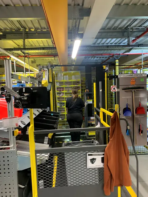 Hier werden die Waren, meist Bücher, sortiert. | Foto: Bohlander