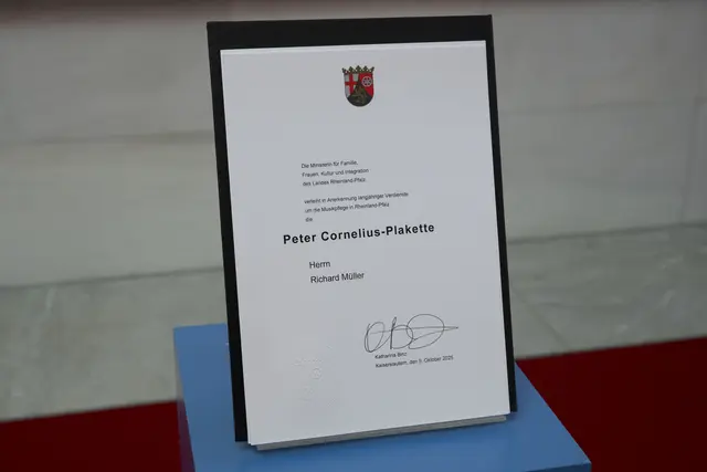 Eine entsprechende Urkunde gab es natürlich auch für Richard Müller | Foto: Staatskanzlei RLP/Pulkowski