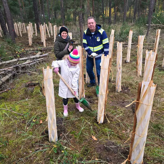 Erster Beigeordneter und Umweltdezernent Carsten Borck packt mit an und unterstützt die kleinen und großen Helfer. | Foto: Gemeindeverwaltung Haßloch