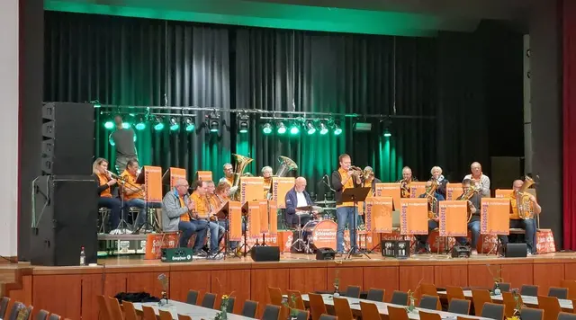 Schlossbergmusikanten aus dem Murgtal  - mit Manuel Sandhaas an der Trompete und Martin Steinbrunn am Tenorhorn  | Foto: Sonja Beron 