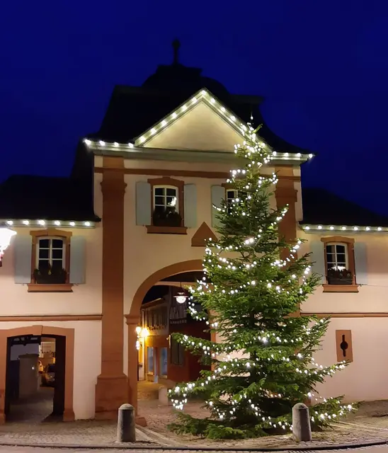 Weihnachtsmarkt Göllheim 2025: Die Göllheimer Vorweihnacht zieht immer wieder etliche Besucherinnen und Besucher in die Stadt der Torbögen | Foto: Verbandsgemeinde Göllheim