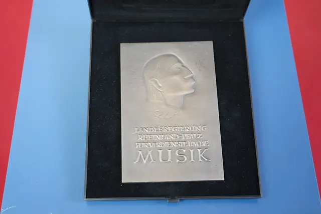 Die Peter-Cornelius-Plakette für Verdienste um die Musik | Foto: Staatskanzlei RLP/Pulkowski