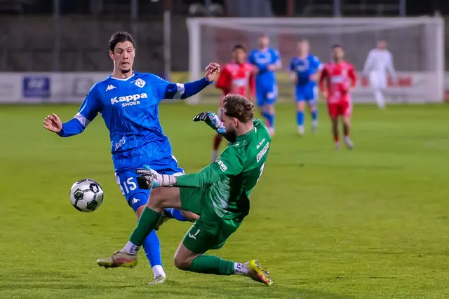 Foul außerhalb des Strafraums: Wormatia-Torwart Tobias Edinger bringt FKP-Spieler Oskar Prokopchuk zu Fall. | Foto: Erik Stegner