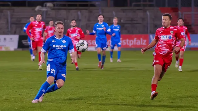 Dennis Krob verpasst mit einem Weitschuss den möglichen Pirmasenser Sieg – der Ball klatscht nur an die Unterkante der Latte. | Foto: Erik Stegner