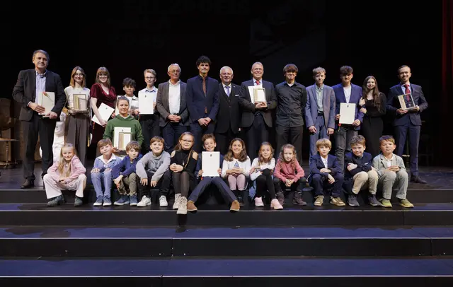 Alle Gewinnerinnen und Gewinner sowie die ausgezeichneten Schülerinnen und Schüler
 | Foto: Reiner Voß/view/gratis