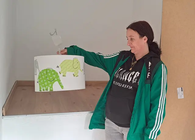 Steffi Kallenbach steht in dem Zimmer, das Julia beziehen kann. Die Mutter wünscht sich nichts mehr, als dass ihre beiden Töchter zu ihr zurück dürfen | Foto: Monika Klein