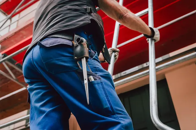 Klettert an den Häusern hoch hinaus: der Gerüstbauer | Foto: IG BAU/Tobias Seifert/gratis