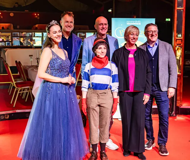   v.l.n.r.: Lena Schuler (Darstellerin Fee), Kai Kemper (CEO GO7 AG), Sonja Caterina Grenz (Darstellerin Pinocchio), Rolf Balschbach (CEO Palazzo Variete GmbH), Melanie Magin (Geschäftsführerin Bülent Ceylan für Kinder Stiftung), Christian Doll (Geschäftsführer C2 CONCERTS GmbH). | Foto: Wolfgang Neuberth