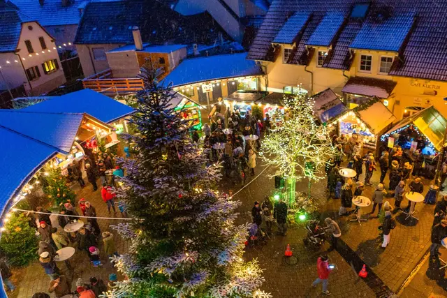 Zentrum des weihnachtlichen Treibens ist der Dorfplatz „Alter Schulhof“. | Foto: Tourist Service GmbH Deidesheim