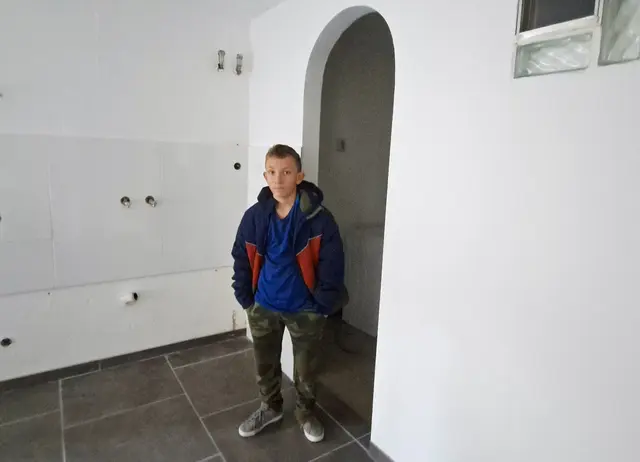 Die ehemalige Küche im Obergeschoss wird zu Jamies Zimmer. Hinter dem Durchgang möchte er seine "Zockerecke" einrichten | Foto: Monika Klein