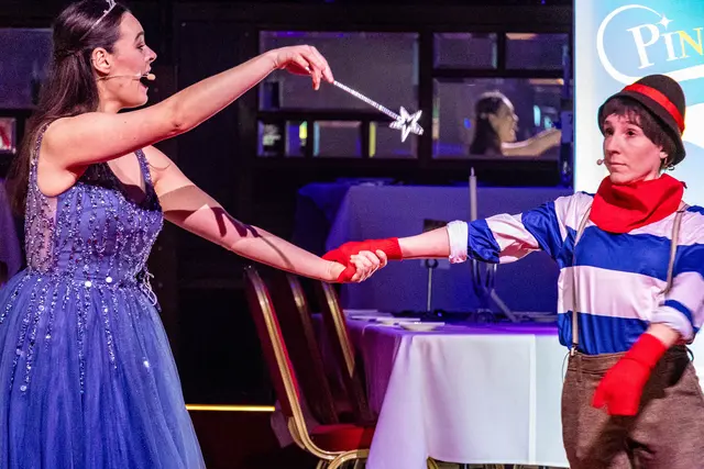 Lena Schuler alls Antonella verzaubert Sonja Grenz als Pinocchio  | Foto: Wolfgang Neuberth