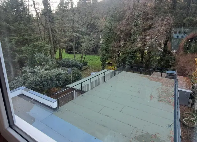 Blick vom oberen Stockwerk aus auf die Terrasse und den parkähnlichen Garten | Foto: Monika Klein